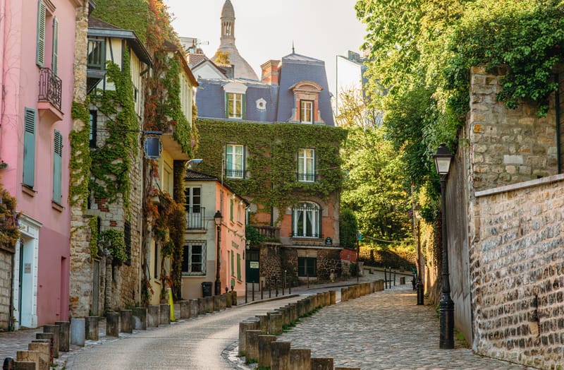 Rue de l&rsquo;Abreuvoir in Montmartre, Paris, with colourful historic houses lining a quiet street